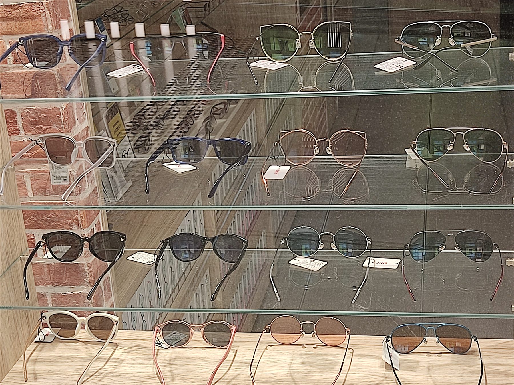 Expositor de gafas en baldas de vidrio